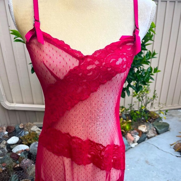 Frederick's sexy red/pink slip - Picture 3 of 8